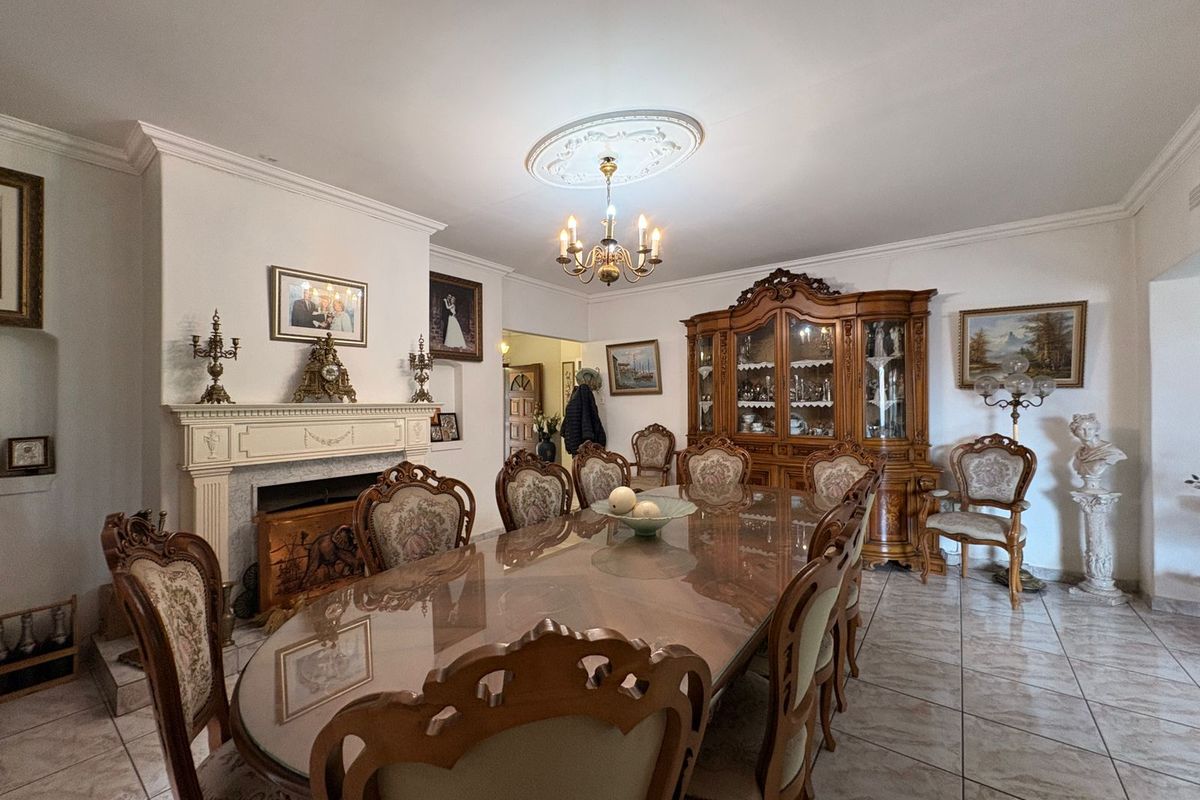 Super size family home in Larrendale - Photo 3