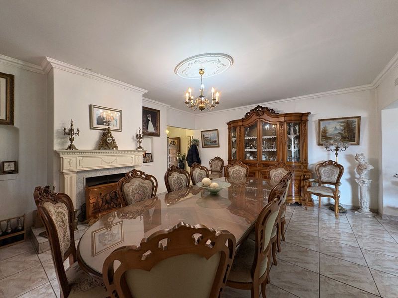 Super size family home in Larrendale - Photo 3