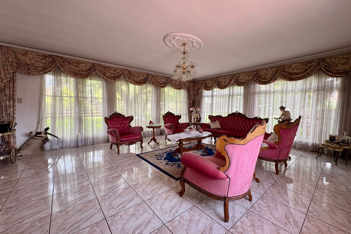 Super size family home in Larrendale - Photo 4