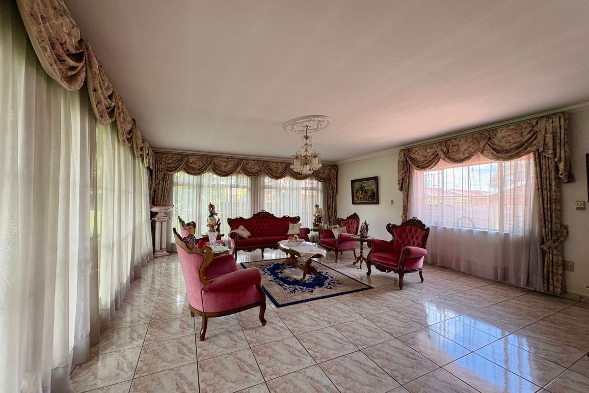 Super size family home in Larrendale - Photo 5