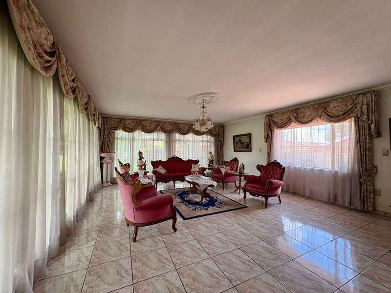 Super size family home in Larrendale - Photo 5