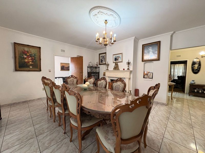 Super size family home in Larrendale - Photo 1