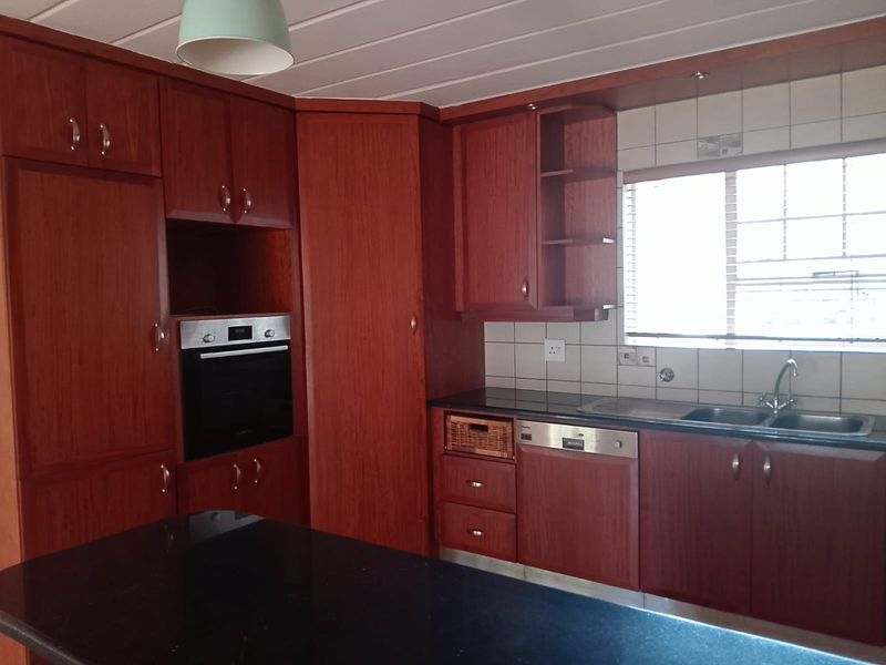 Spacious 172m2 Double Unit with Dam Access & Premium Lifestyle Living - Photo 10