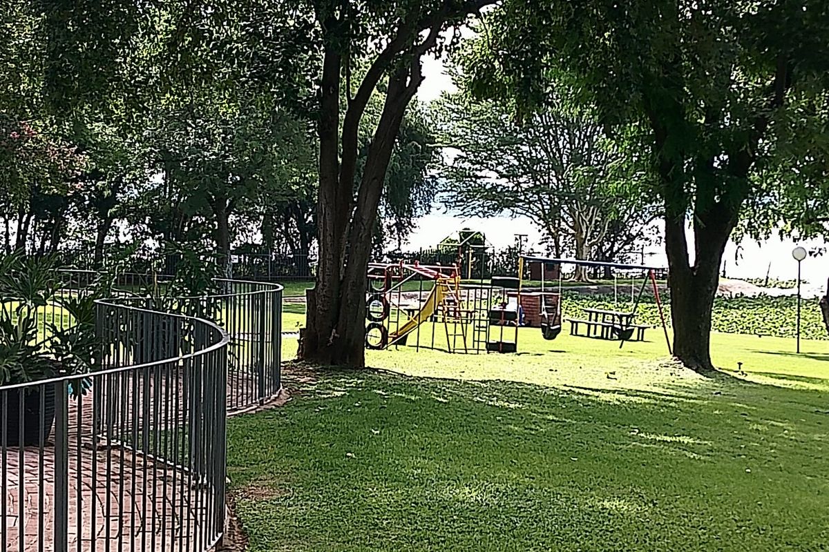 Spacious 172m2 Double Unit with Dam Access & Premium Lifestyle Living - Photo 3