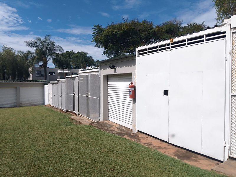 Spacious 172m2 Double Unit with Dam Access & Premium Lifestyle Living - Photo 2