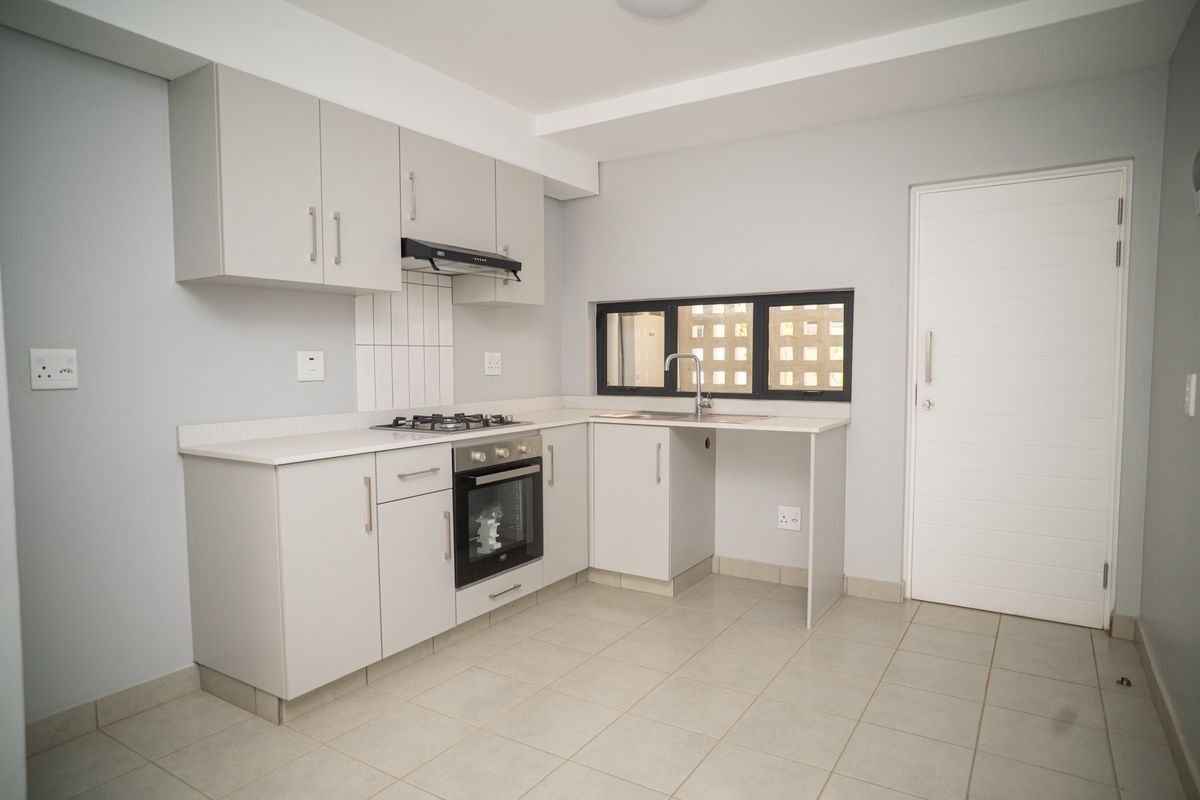 2 Bedroom Apartment in the Newly Built Section of Emberton Estate - Photo 2