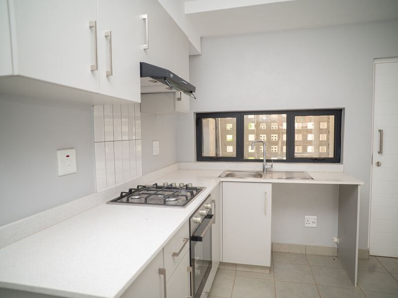 2 Bedroom Apartment in the Newly Built Section of Emberton Estate - Photo 4