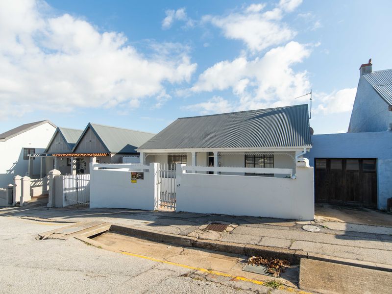 4 Bedroom Home including Flatlet, Pool & Entertainment Area – Ideal Investment or First-Time Buy! - Photo 2