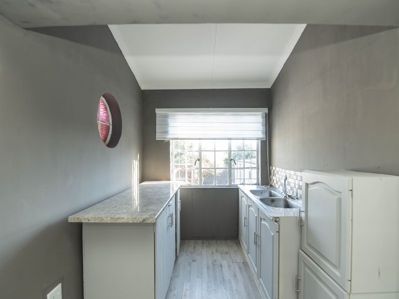 4 Bedroom Home including Flatlet, Pool & Entertainment Area – Ideal Investment or First-Time Buy! - Photo 10