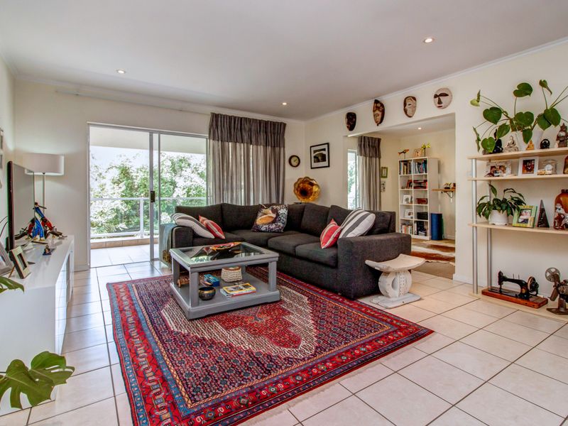 VERY SPACIOUS 2 BED PLUS A TV ROOM 165 SQM APARTMENT IN BRYANSTON - Photo 5