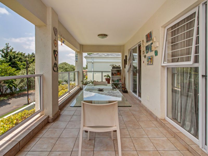 VERY SPACIOUS 2 BED PLUS A TV ROOM 165 SQM APARTMENT IN BRYANSTON - Photo 3