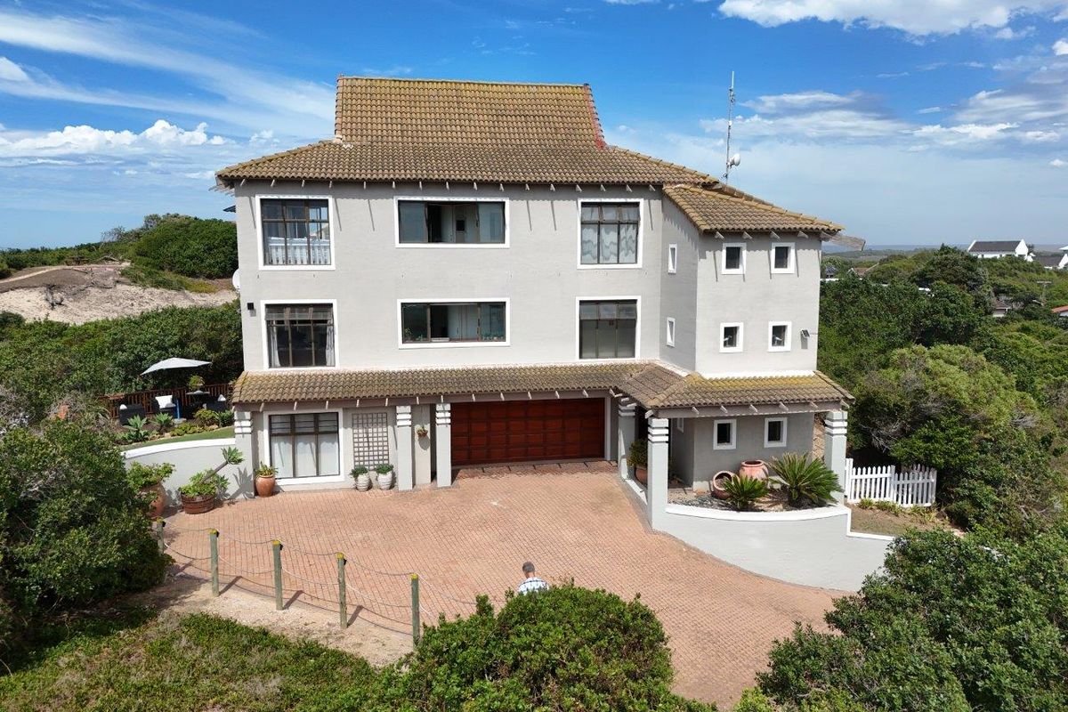 STUNNING  MODERN 8  BEDROOM HOUSE IN SOUGHT AFTER PARADISE BEACH - Photo 5