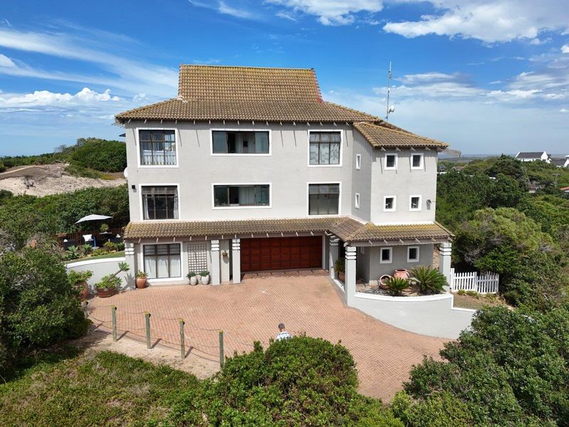 STUNNING  MODERN 8  BEDROOM HOUSE IN SOUGHT AFTER PARADISE BEACH - Photo 5