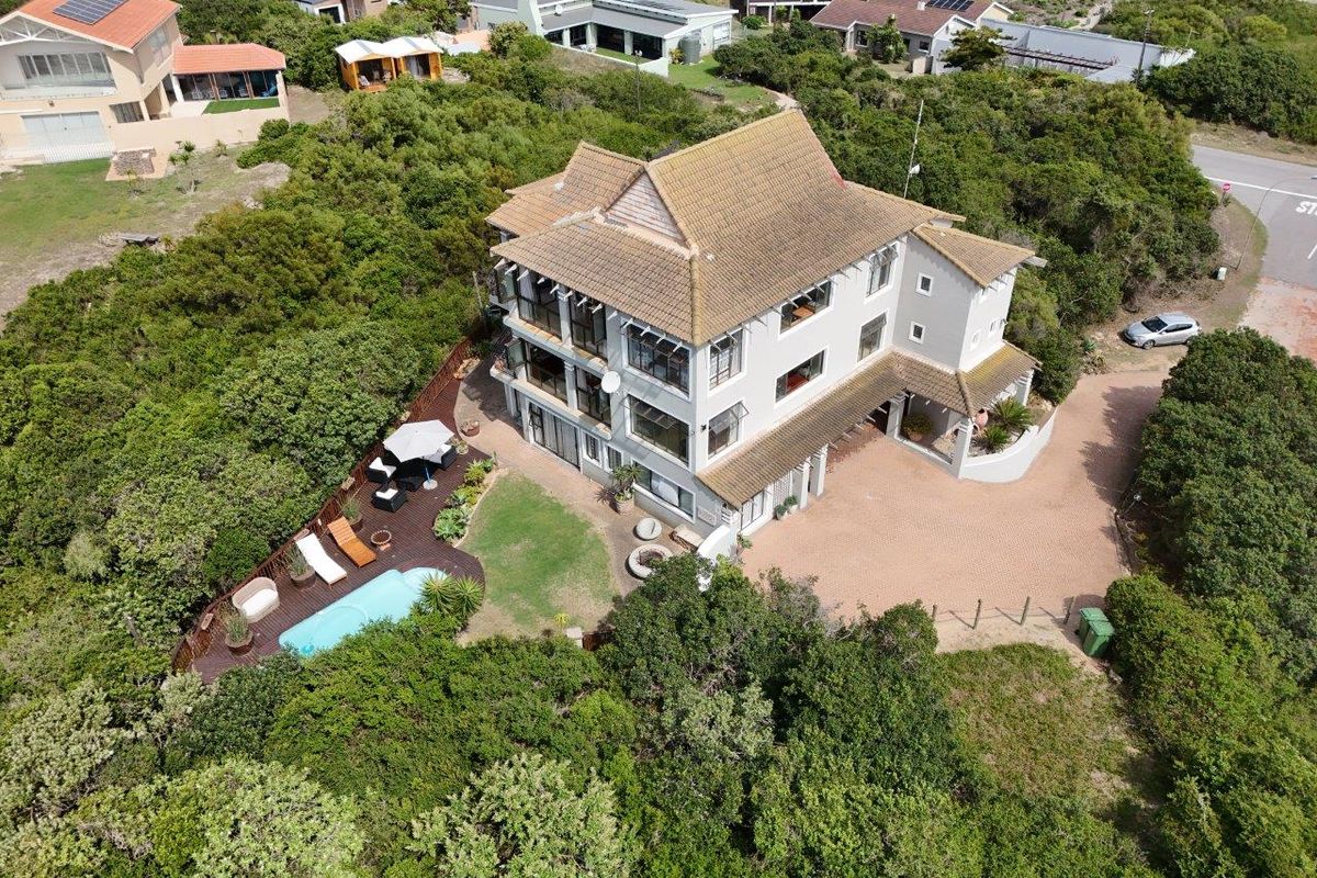 STUNNING  MODERN 8  BEDROOM HOUSE IN SOUGHT AFTER PARADISE BEACH - Photo 2