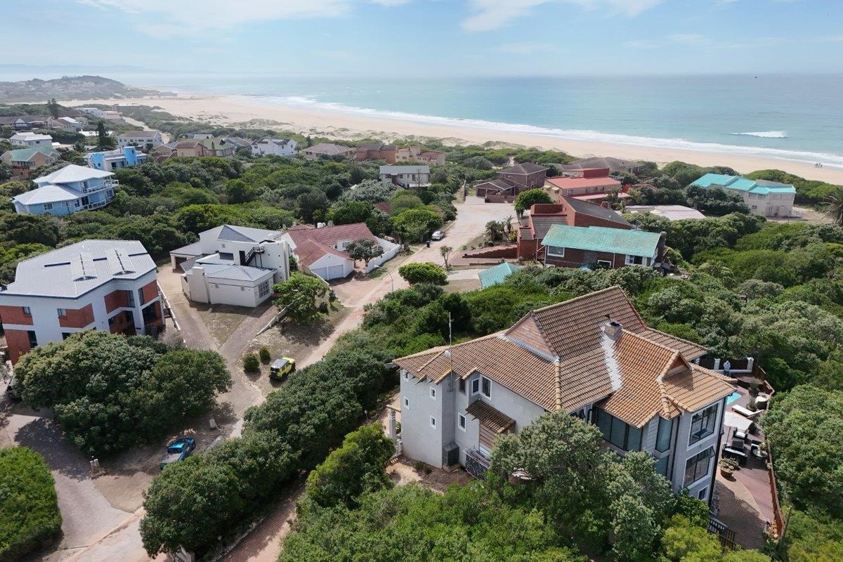 STUNNING  MODERN 8  BEDROOM HOUSE IN SOUGHT AFTER PARADISE BEACH - Photo 3