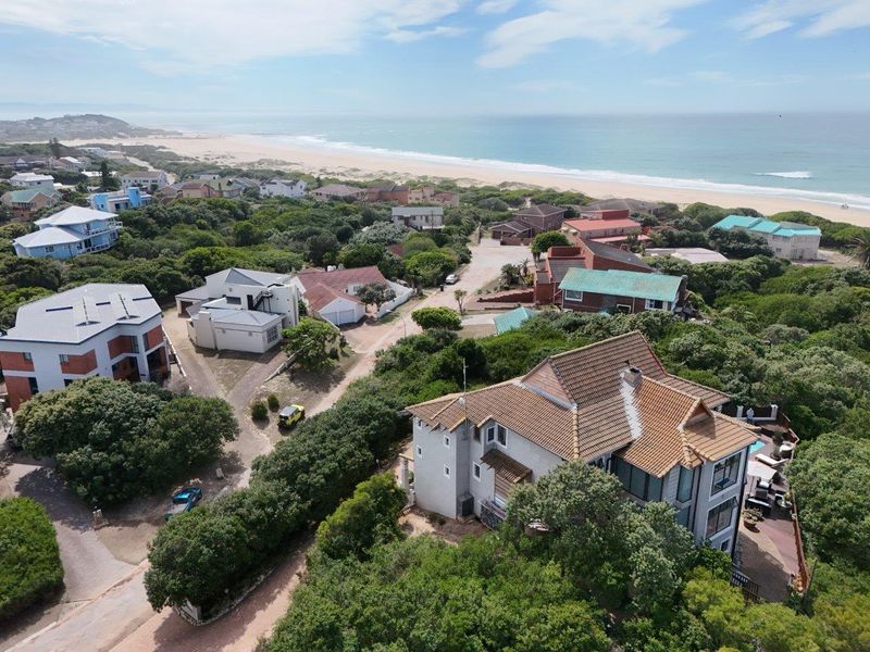 STUNNING  MODERN 8  BEDROOM HOUSE IN SOUGHT AFTER PARADISE BEACH - Photo 3