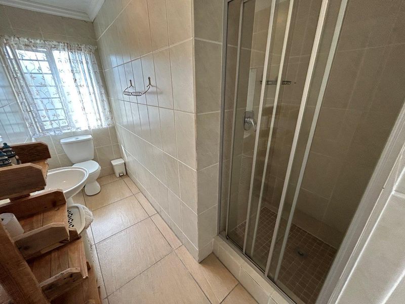 STUNNING  MODERN 8  BEDROOM HOUSE IN SOUGHT AFTER PARADISE BEACH - Photo 9