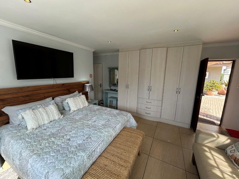 STUNNING  MODERN 8  BEDROOM HOUSE IN SOUGHT AFTER PARADISE BEACH - Photo 7