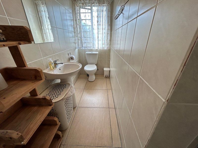 STUNNING  MODERN 8  BEDROOM HOUSE IN SOUGHT AFTER PARADISE BEACH - Photo 8