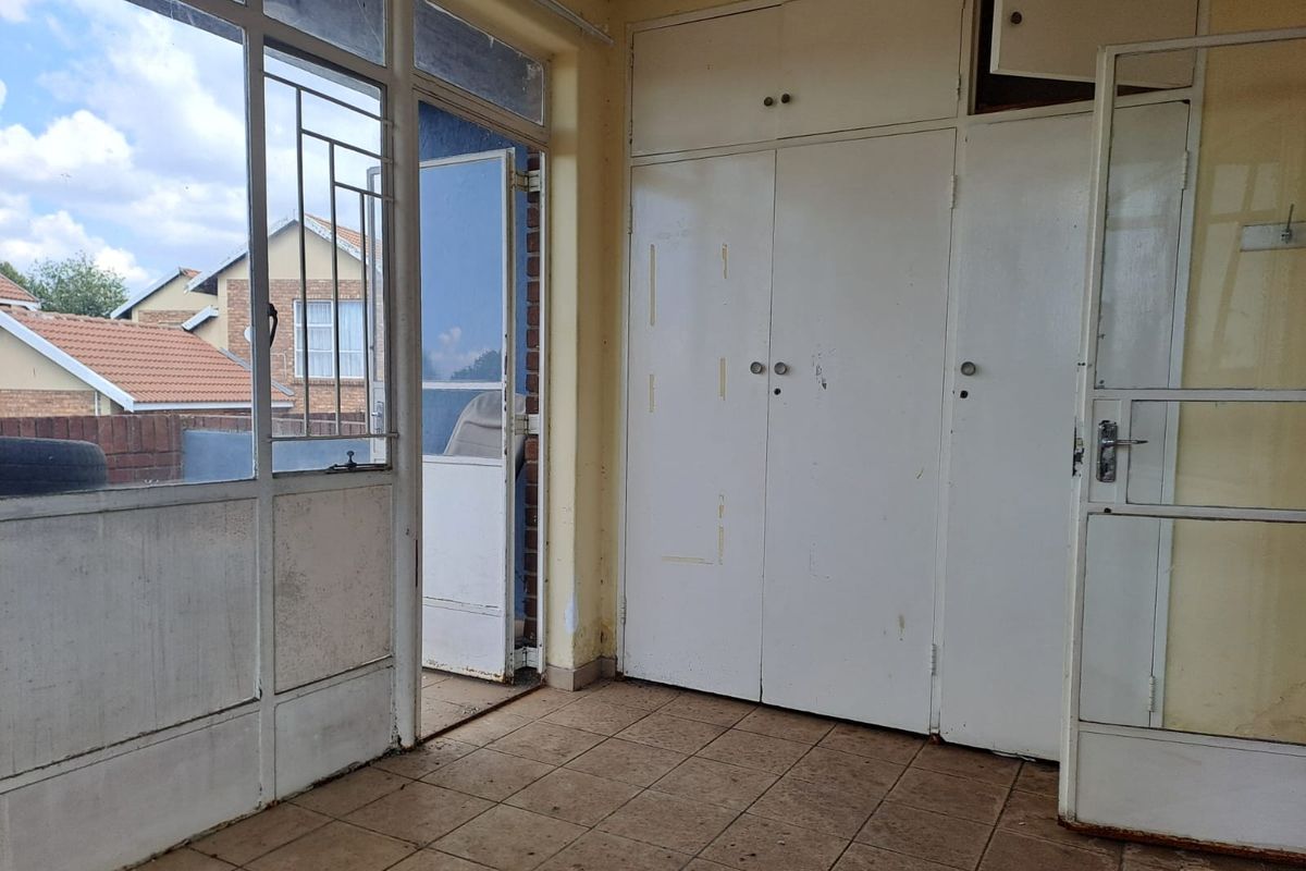 1st Floor 1-Bedroom Flat in Edleen - Photo 2