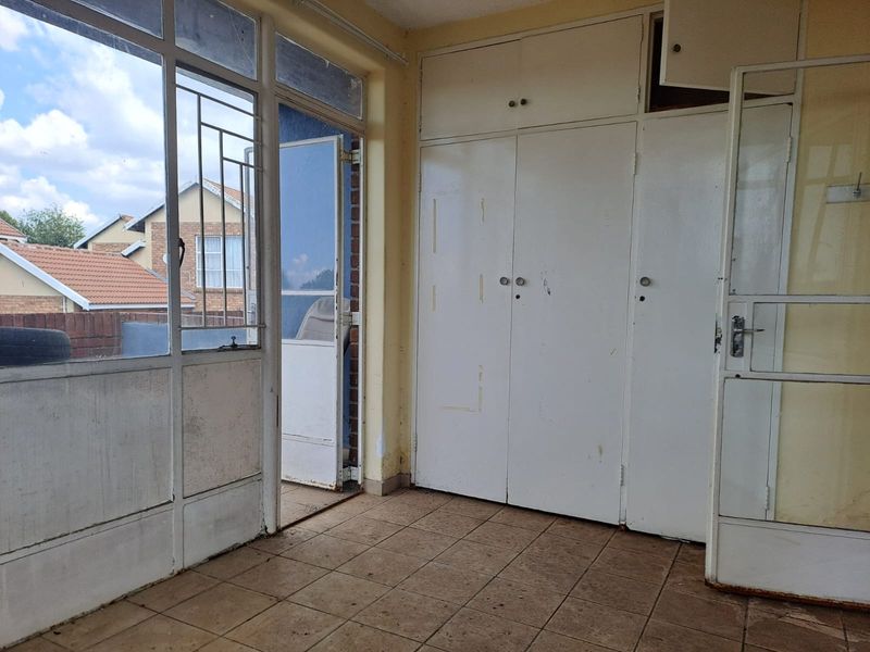 1st Floor 1-Bedroom Flat in Edleen - Photo 2