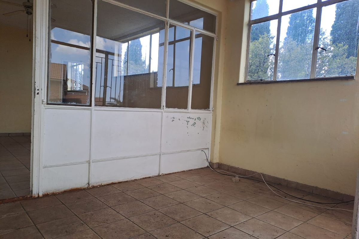 1st Floor 1-Bedroom Flat in Edleen - Photo 3