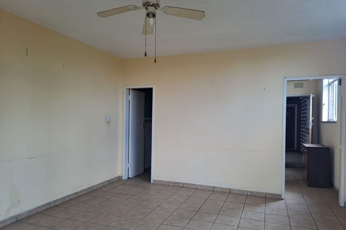 1st Floor 1-Bedroom Flat in Edleen - Photo 4