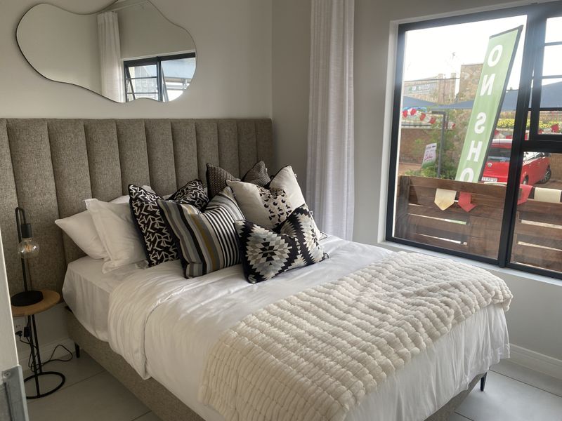 2 Bed Apartment in Greenkloof - Photo 9