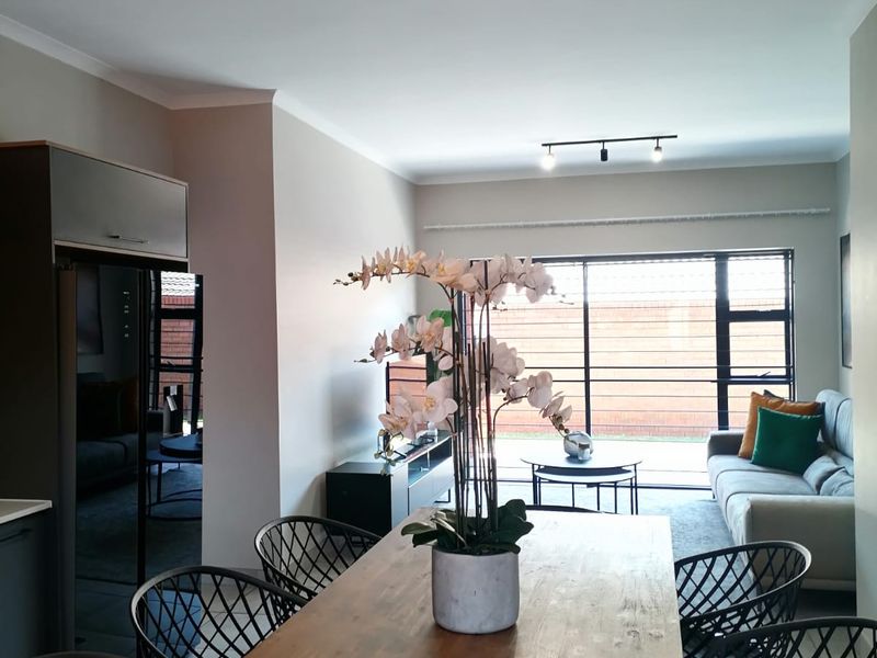 This stunning 3 Bedroom | 2 Bathroom | 157m2 Simplex ticks ALL the boxes ✅ - Photo 10