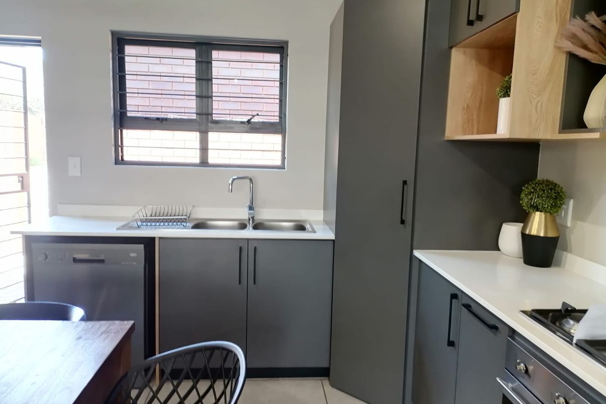 This stunning 3 Bedroom | 2 Bathroom | 157m2 Simplex ticks ALL the boxes ✅ - Photo 3