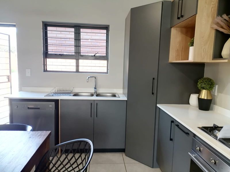 This stunning 3 Bedroom | 2 Bathroom | 157m2 Simplex ticks ALL the boxes ✅ - Photo 3