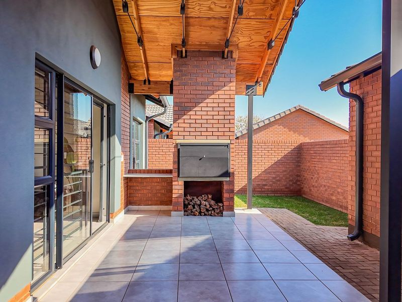 This stunning 3 Bedroom | 2 Bathroom | - Photo 4