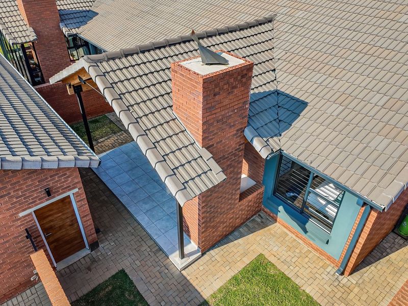This stunning 3 Bedroom | 2 Bathroom | - Photo 2