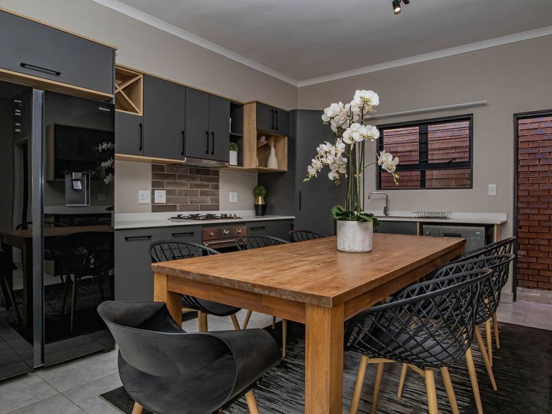 This stunning 3 Bedroom | 2 Bathroom | - Photo 10