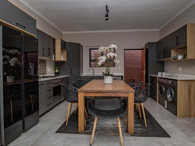 This stunning 3 Bedroom | 2 Bathroom | - Photo 9