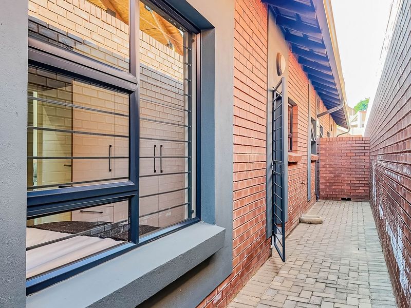 This stunning 3 Bedroom | 2 Bathroom | - Photo 8