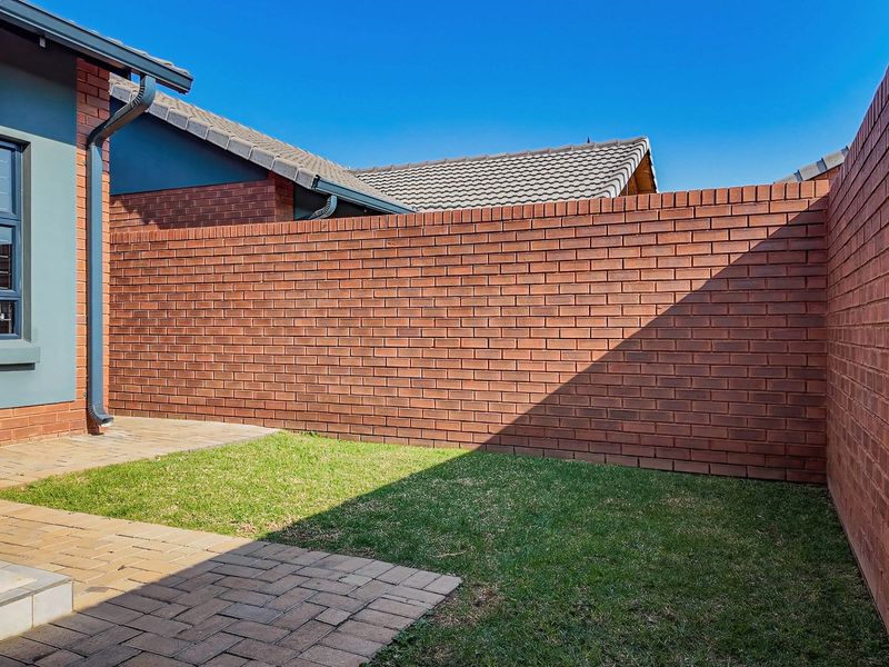 This stunning 3 Bedroom | 2 Bathroom | - Photo 7