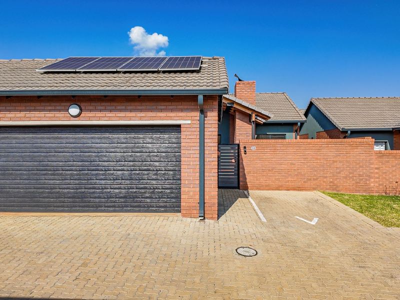 This stunning 3 Bedroom | 2 Bathroom | - Photo 6