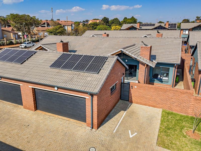 This stunning 3 Bedroom | 2 Bathroom | - Photo 1