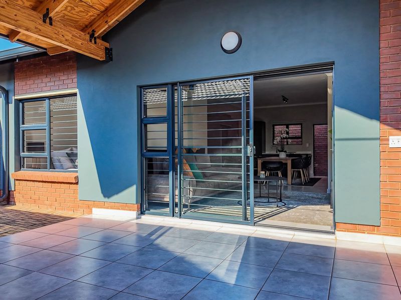 This stunning 3 Bedroom | 2 Bathroom | - Photo 5
