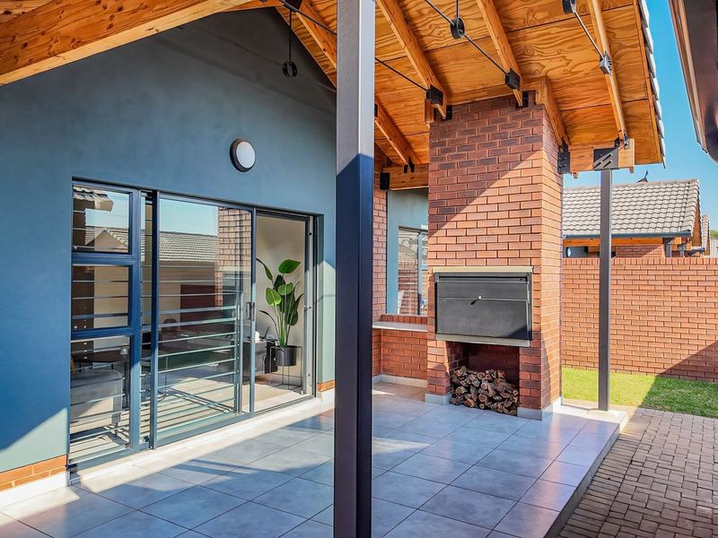 This stunning 3 Bedroom | 2 Bathroom | - Photo 3