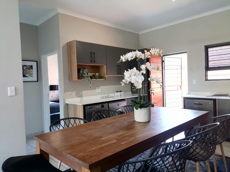 This stunning 3 Bedroom | 2 Bathroom | - Photo 3