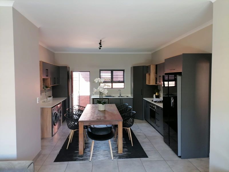 This stunning 3 Bedroom | 2 Bathroom | - Photo 9