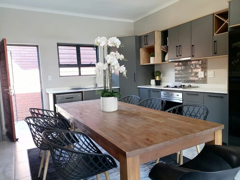 This stunning 3 Bedroom | 2 Bathroom | - Photo 8