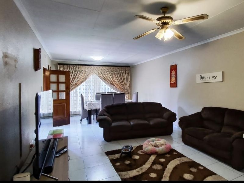 For Sale: Spacious and Modern Family Home - Photo 10