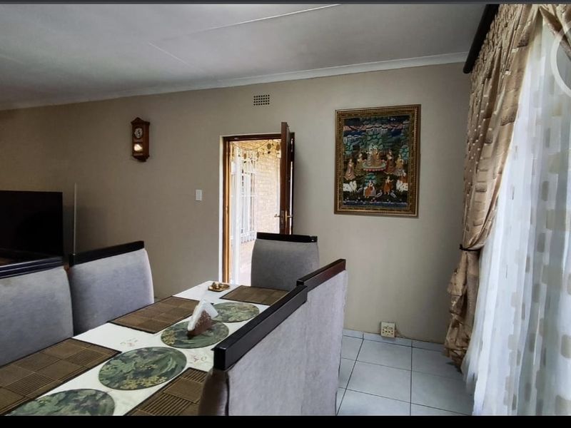 For Sale: Spacious and Modern Family Home - Photo 9