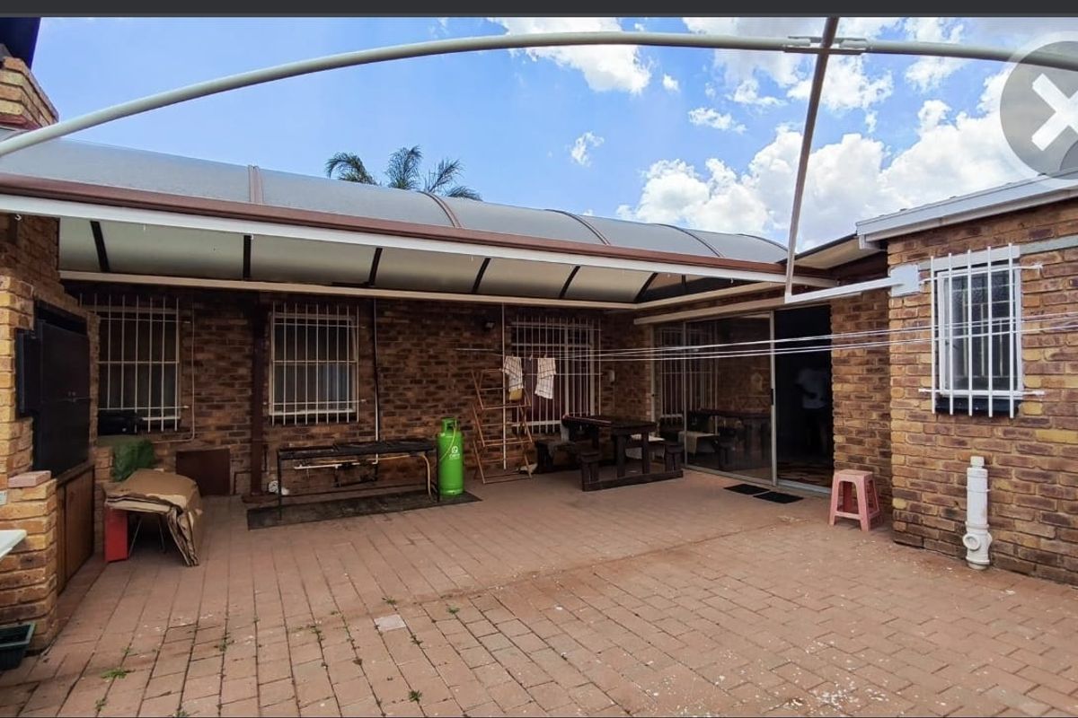 For Sale: Spacious and Modern Family Home - Photo 2