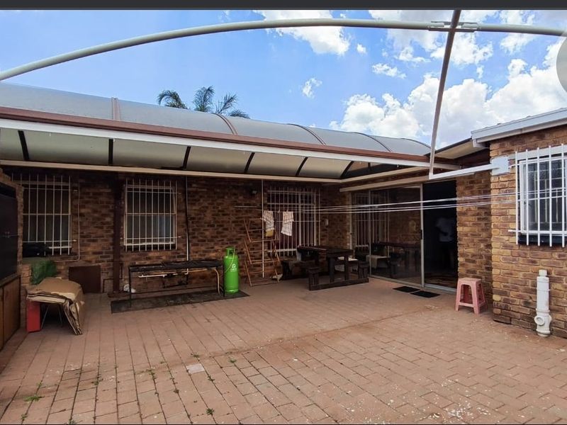 For Sale: Spacious and Modern Family Home - Photo 2