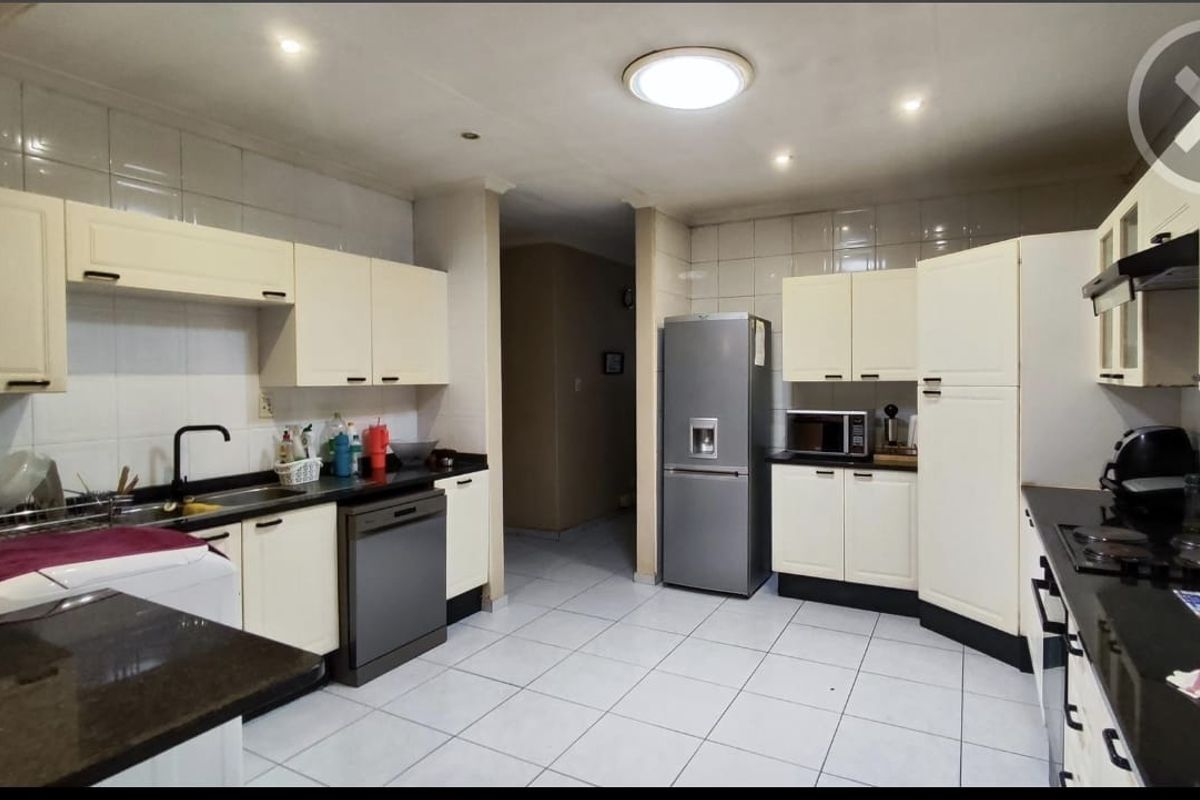 For Sale: Spacious and Modern Family Home - Photo 4