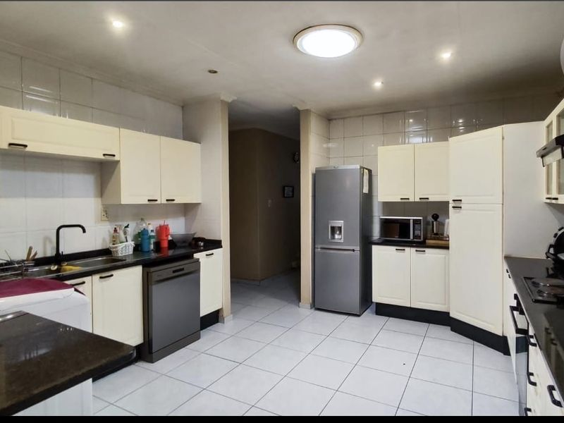 For Sale: Spacious and Modern Family Home - Photo 4